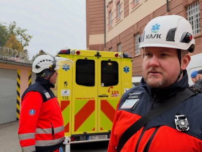 Záchranáři, hasiči a policisté secvičovali zásah při požáru a vzpouře ve věznici